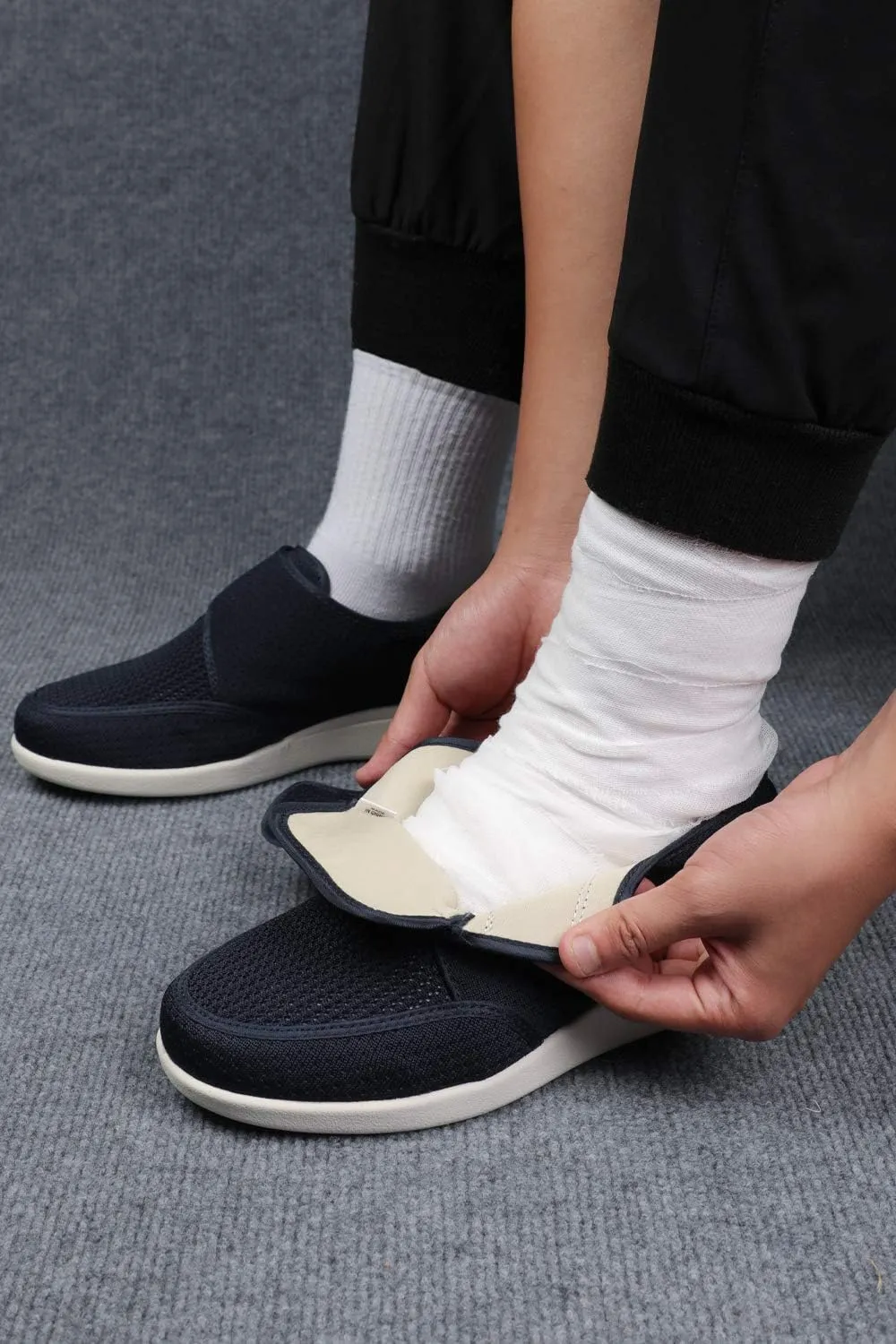 Diabetes Shoes Wide Version Elderly Shoes, No Need to tie Shoelaces Anti-Skid Breathable Light Expansion Foot Walking Edema Thickened and Widened Sole Walking Shoes