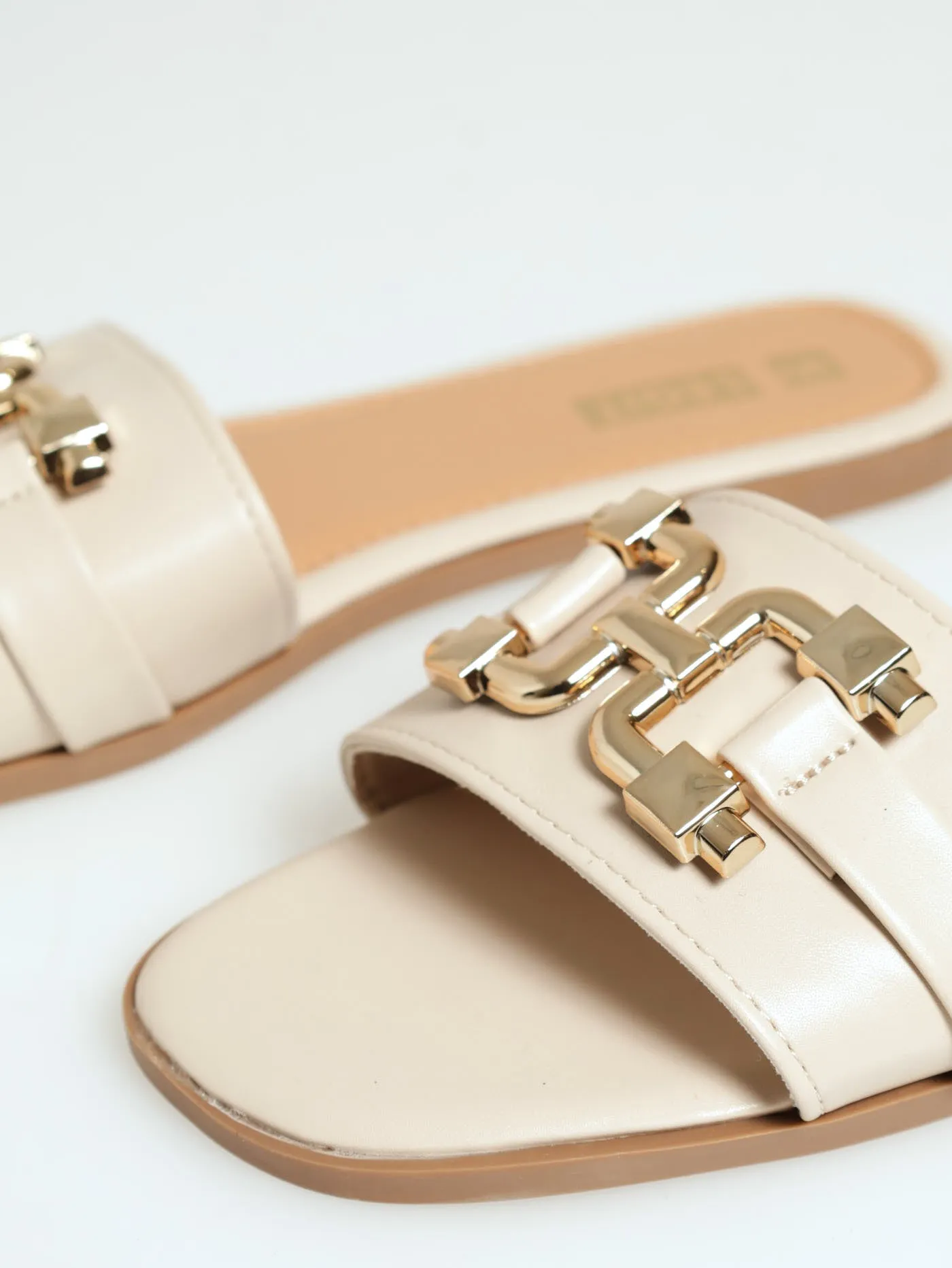 Flat One Strap Push In Sandal With Link Trim - Cream
