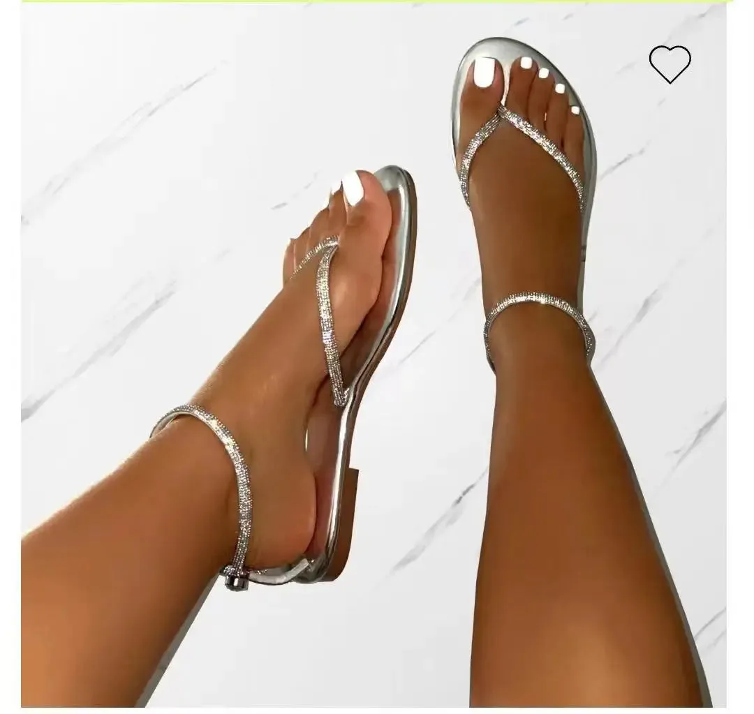 Flat sandals with gold details