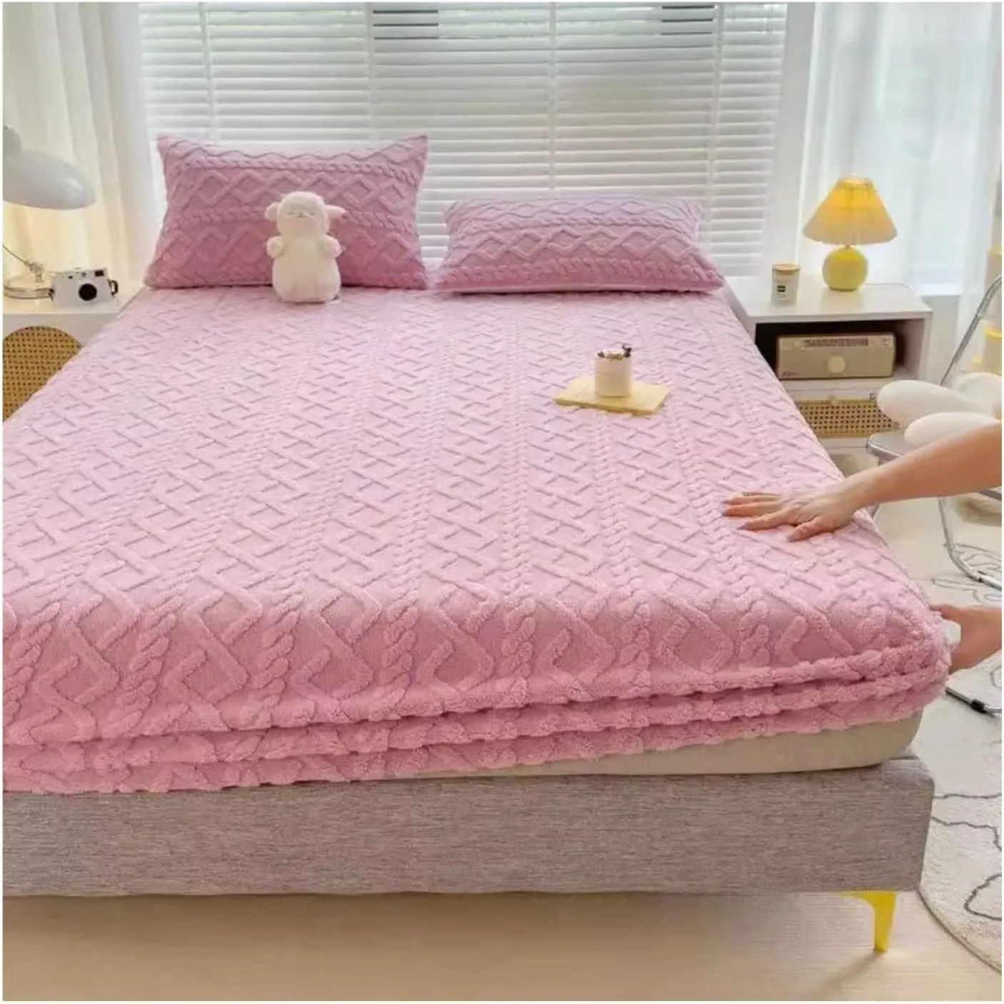 Luxurious Velvet Jacquard Fitted Sheet Set with Pillow Cases, Flannel Velvet Bed Sheet Soft Cozy Breathable Washable for Bedroom(Pink,Queen(150 * 200CM))