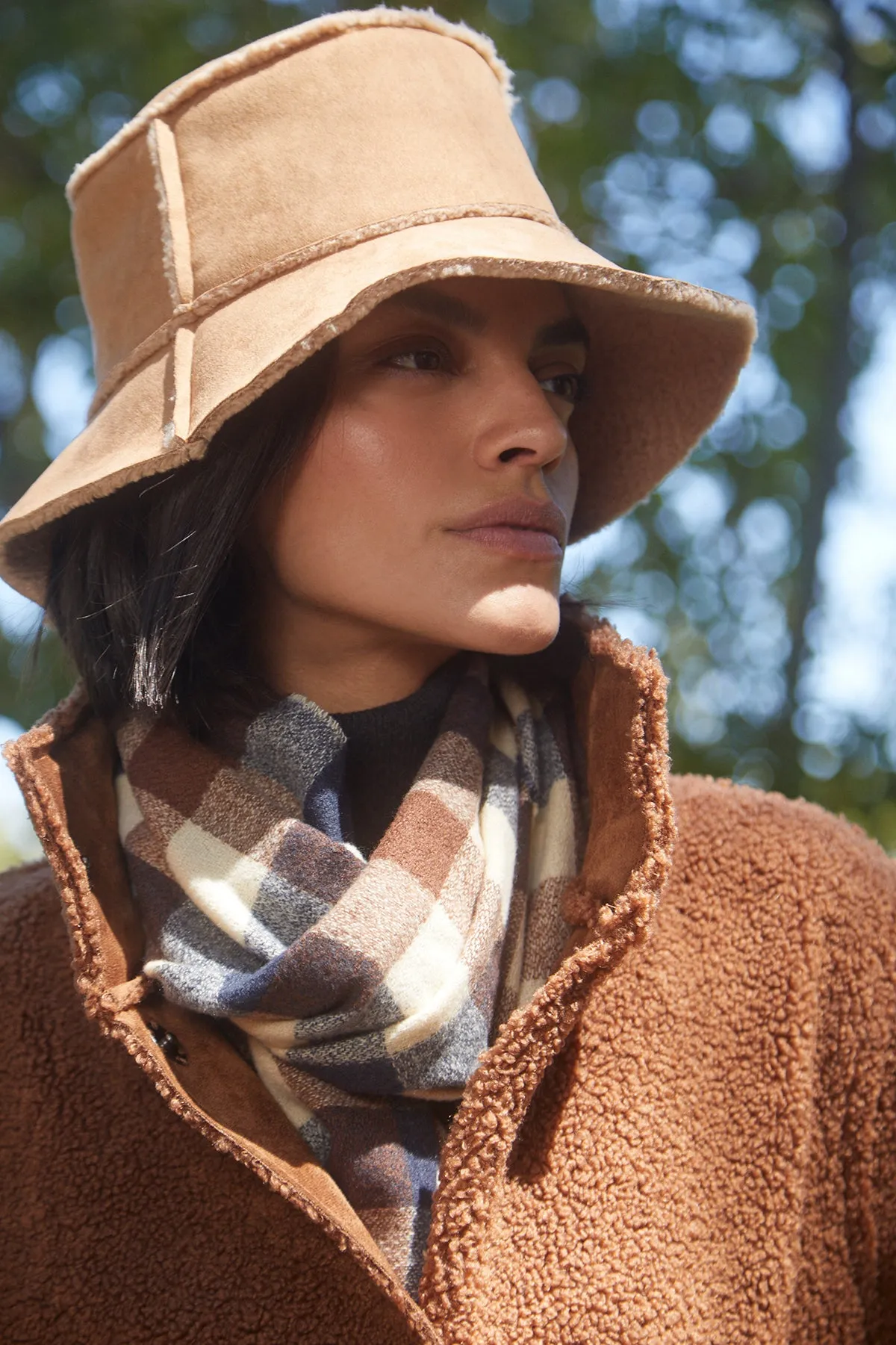 REVERSIBLE FAUX SHEARLING BUCKET HAT
