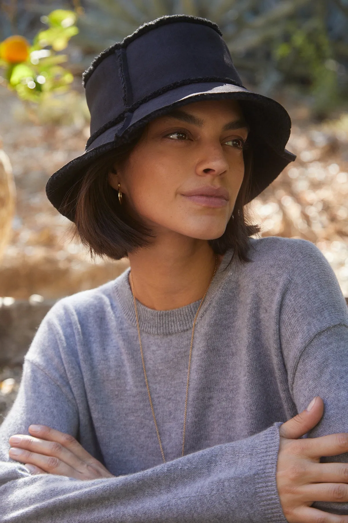 REVERSIBLE FAUX SHEARLING BUCKET HAT