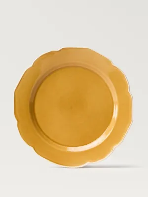 Stoneware flat plate with wavy design