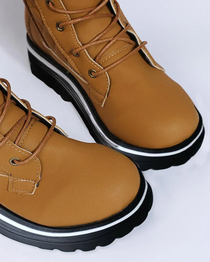 Stylische und stützende orthopädische Stiefel