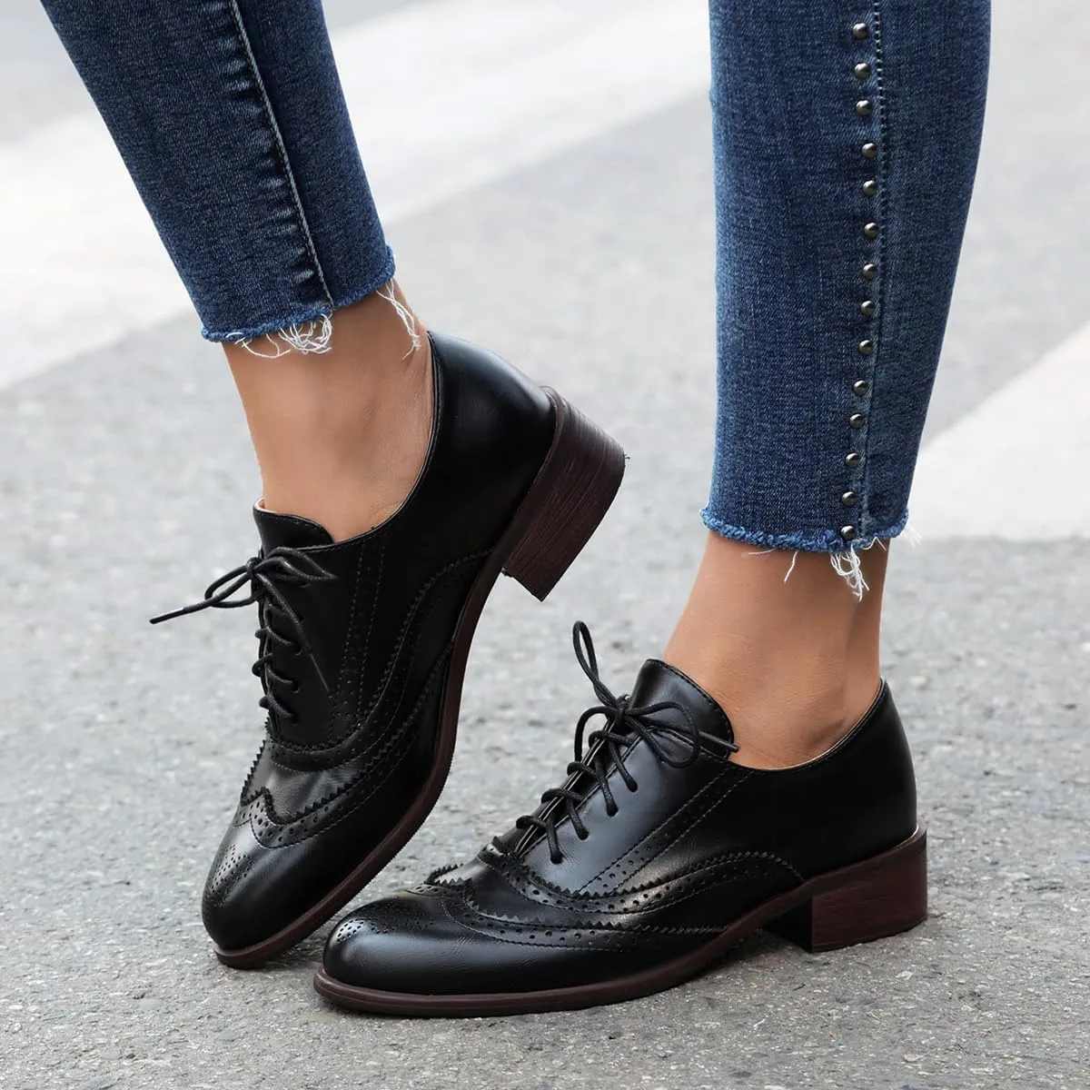 Women's Perforated Classic Lace-up Oxfords Brogue Wingtip Round Toe Derby Saddle Faux Leather Flat Shoes Evening Party Work Jeans Dress Shoes