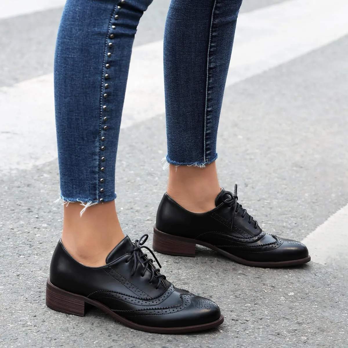 Women's Perforated Classic Lace-up Oxfords Brogue Wingtip Round Toe Derby Saddle Faux Leather Flat Shoes Evening Party Work Jeans Dress Shoes